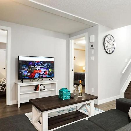 Modern Executive Suite I Complimentary Netflix & Parking! 에드먼턴 외부 사진